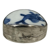 Antique Chinese blue and white porcelain trinket/Rouge box
